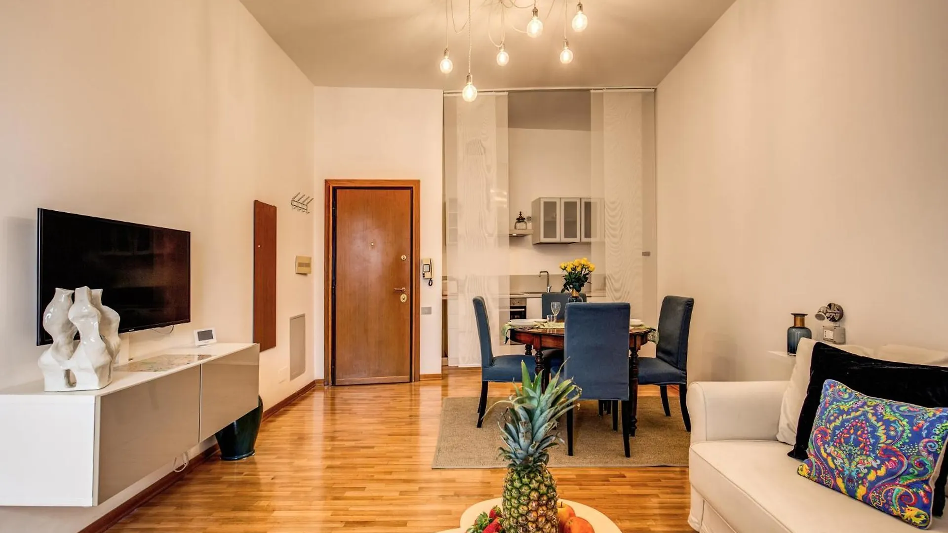 Elegant Apartment Behind The Colosseum Róma
