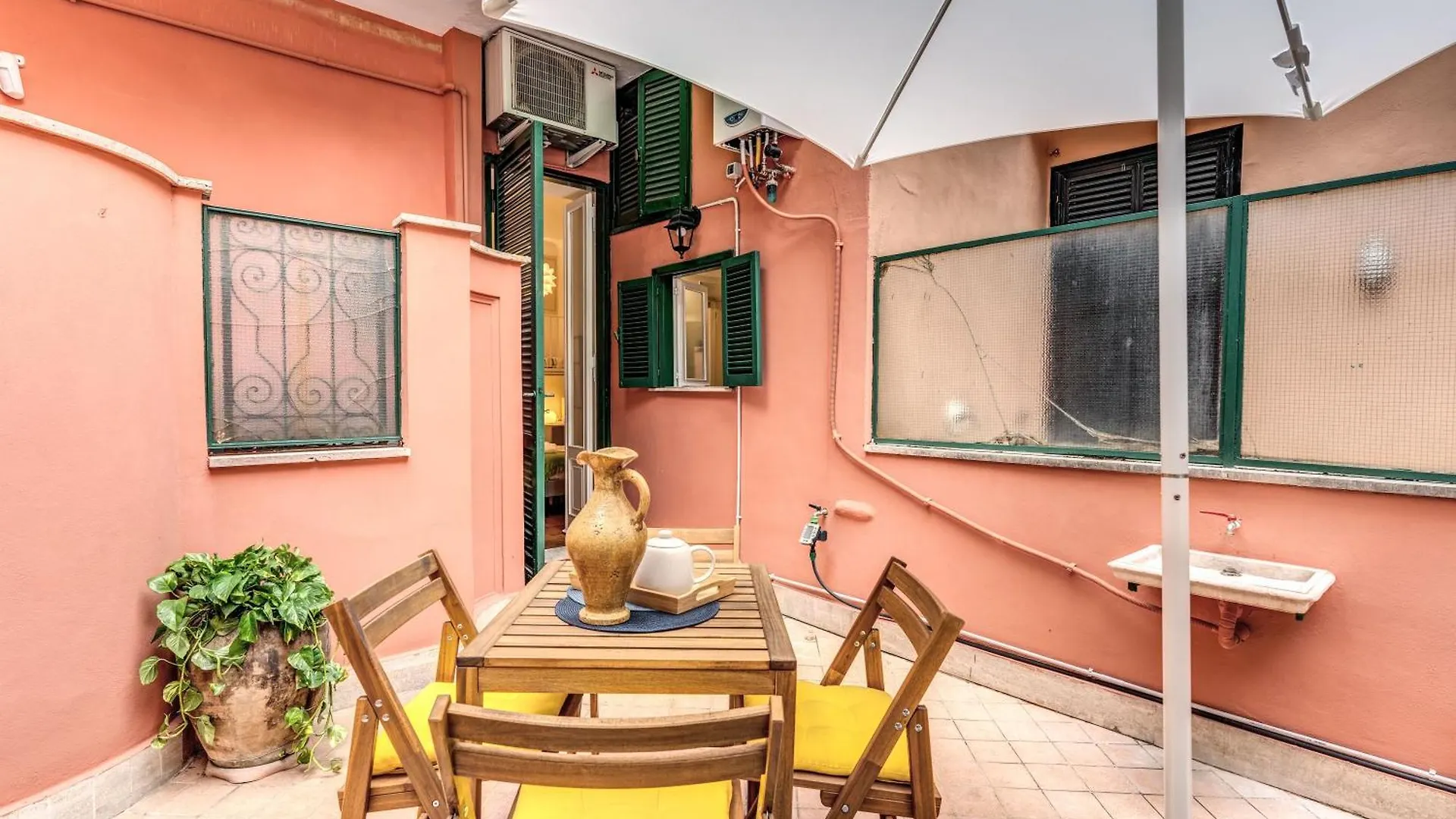 Elegant Apartment Behind The Colosseum Róma