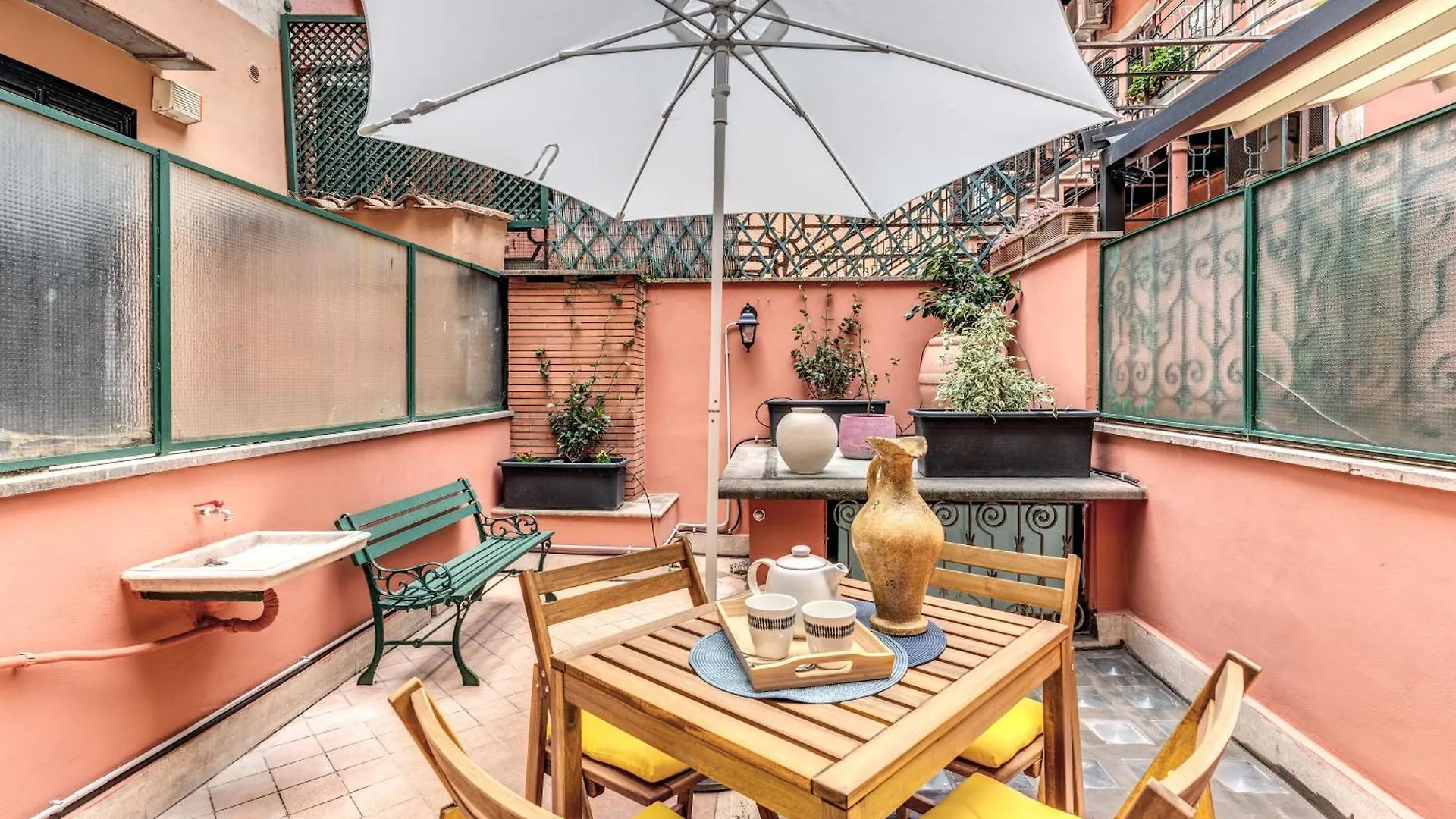 Elegant Apartment Behind The Colosseum Róma