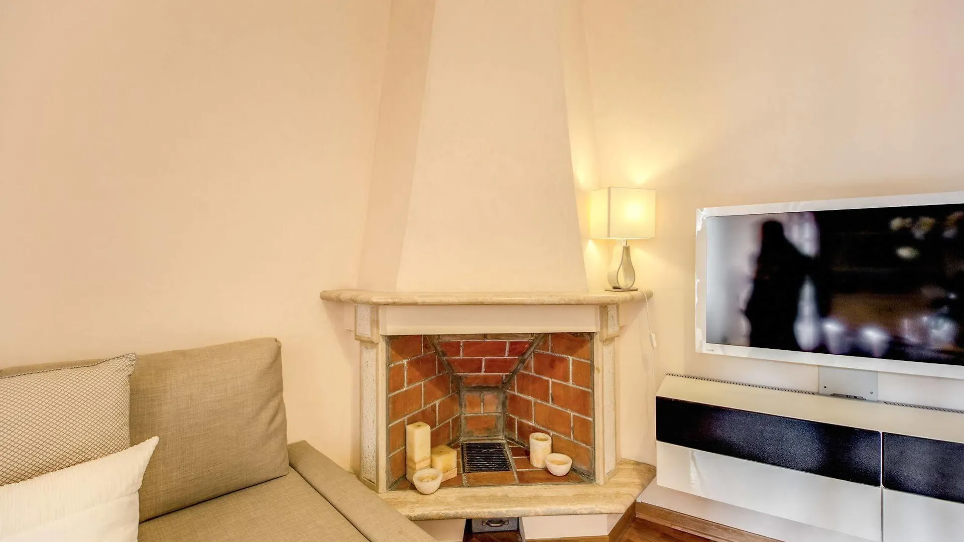 Elegant Apartment Behind The Colosseum Róma