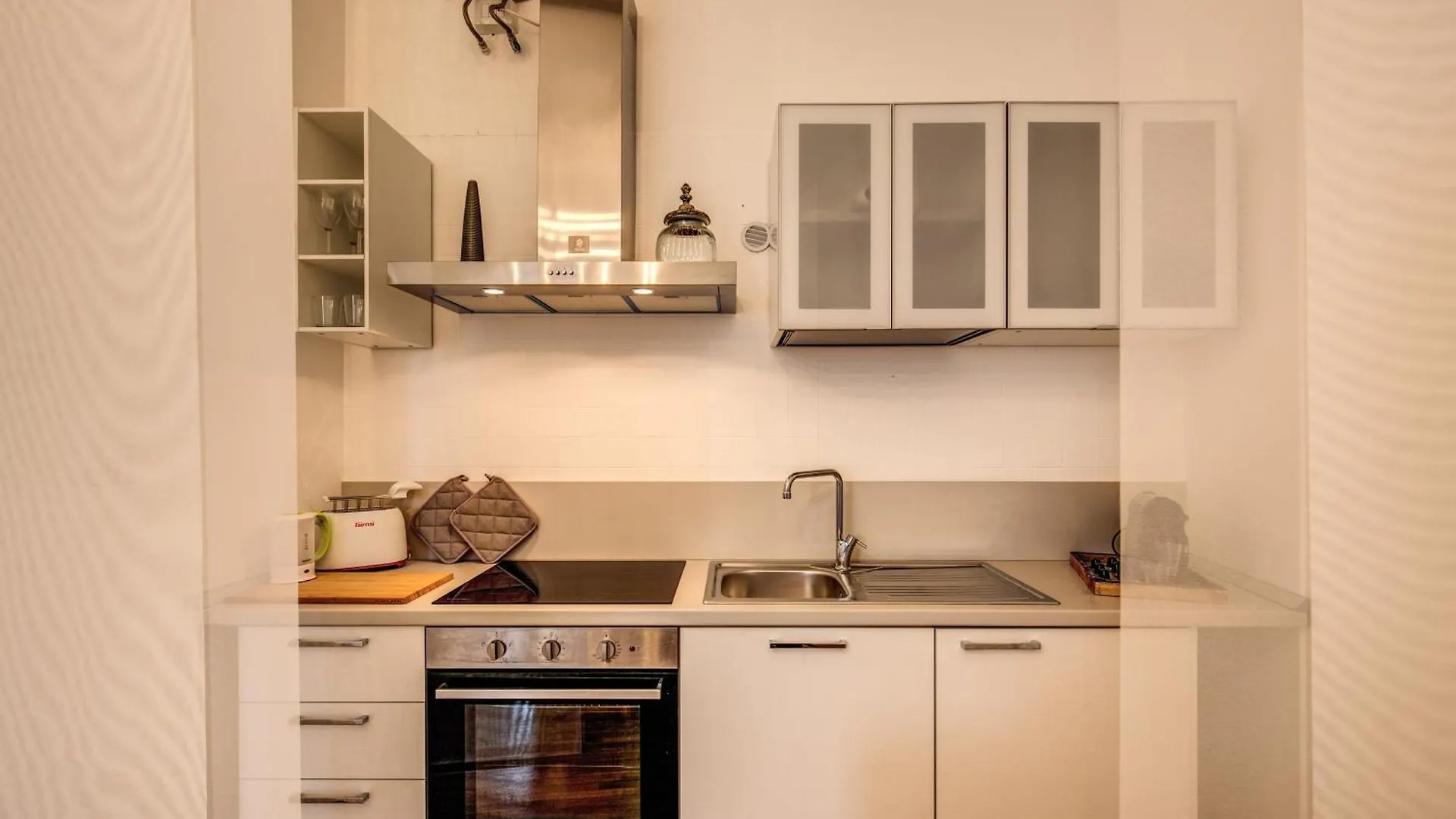 Elegant Apartment Behind The Colosseum Rome