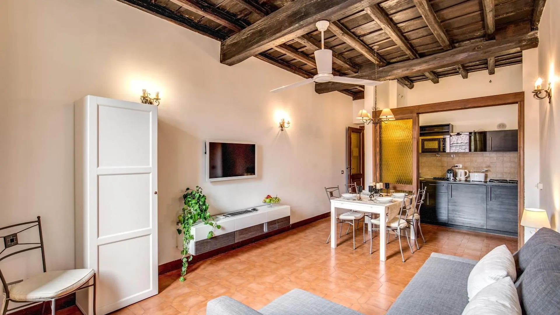 Elegant Apartment Behind The Colosseum Rome