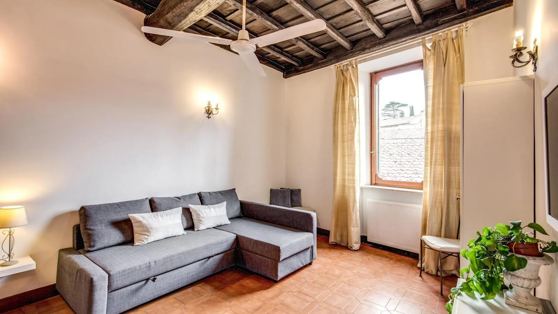 Elegant Apartment Behind The Colosseum Rome