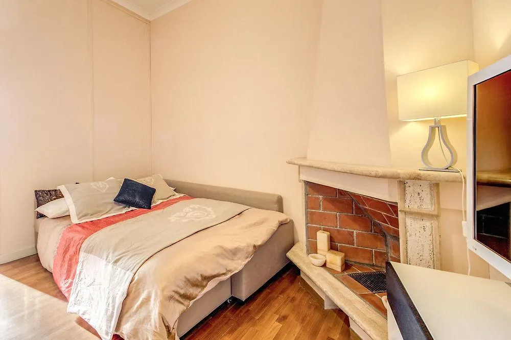 Elegant Apartment Behind The Colosseum Rome
