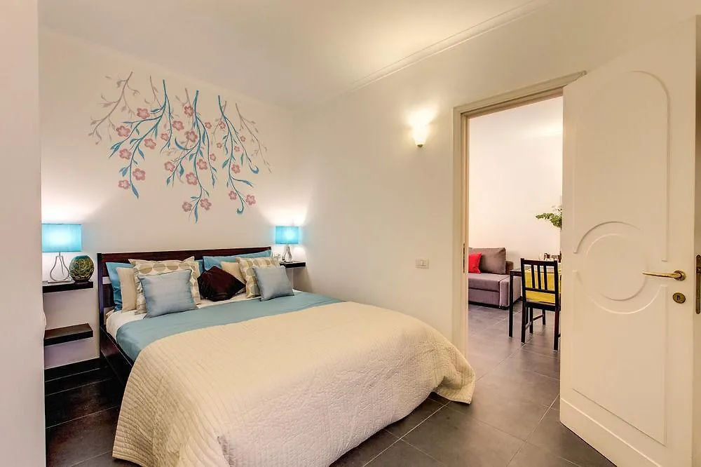 Elegant Apartment Behind The Colosseum Rome