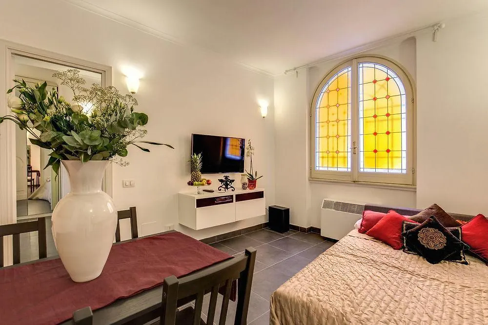 Elegant Apartment Behind The Colosseum Rome Italië