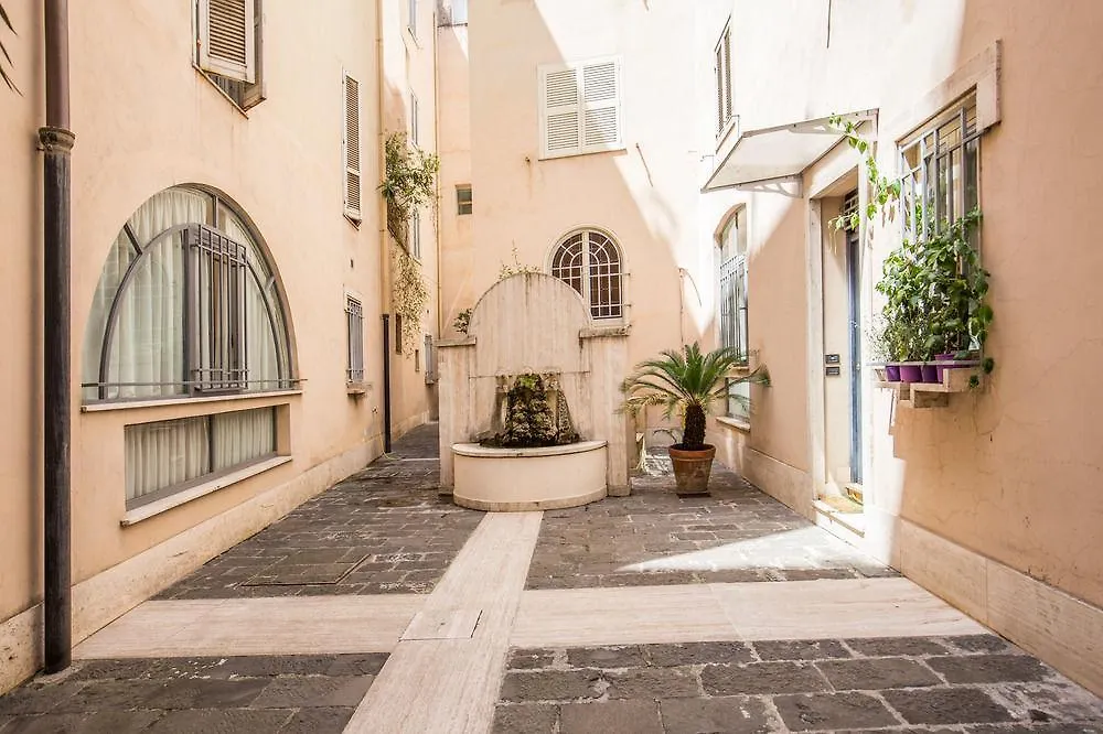 Elegant Apartment Behind The Colosseum Rome