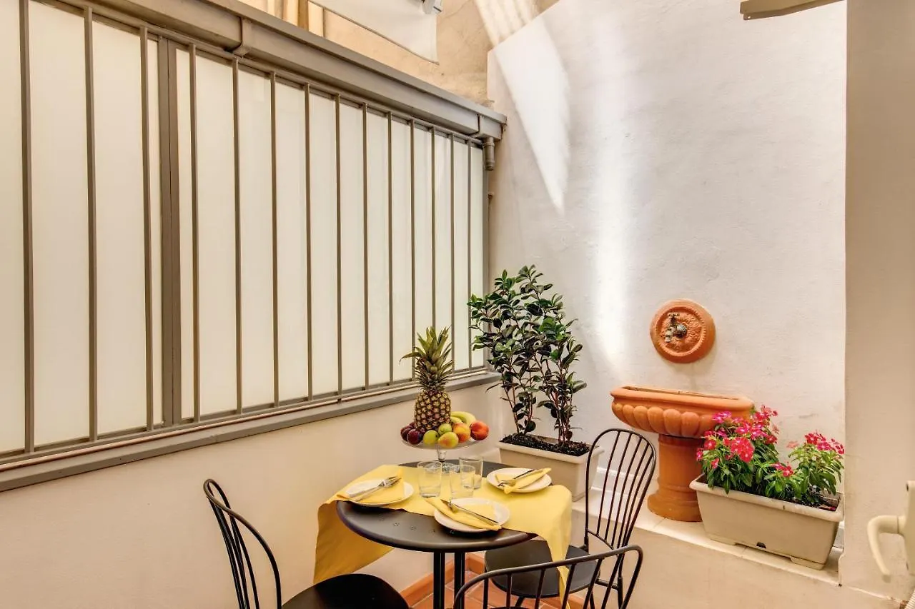 Elegant Apartment Behind The Colosseum Rome
