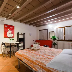 https://old-town-square.italymilanhotels.net