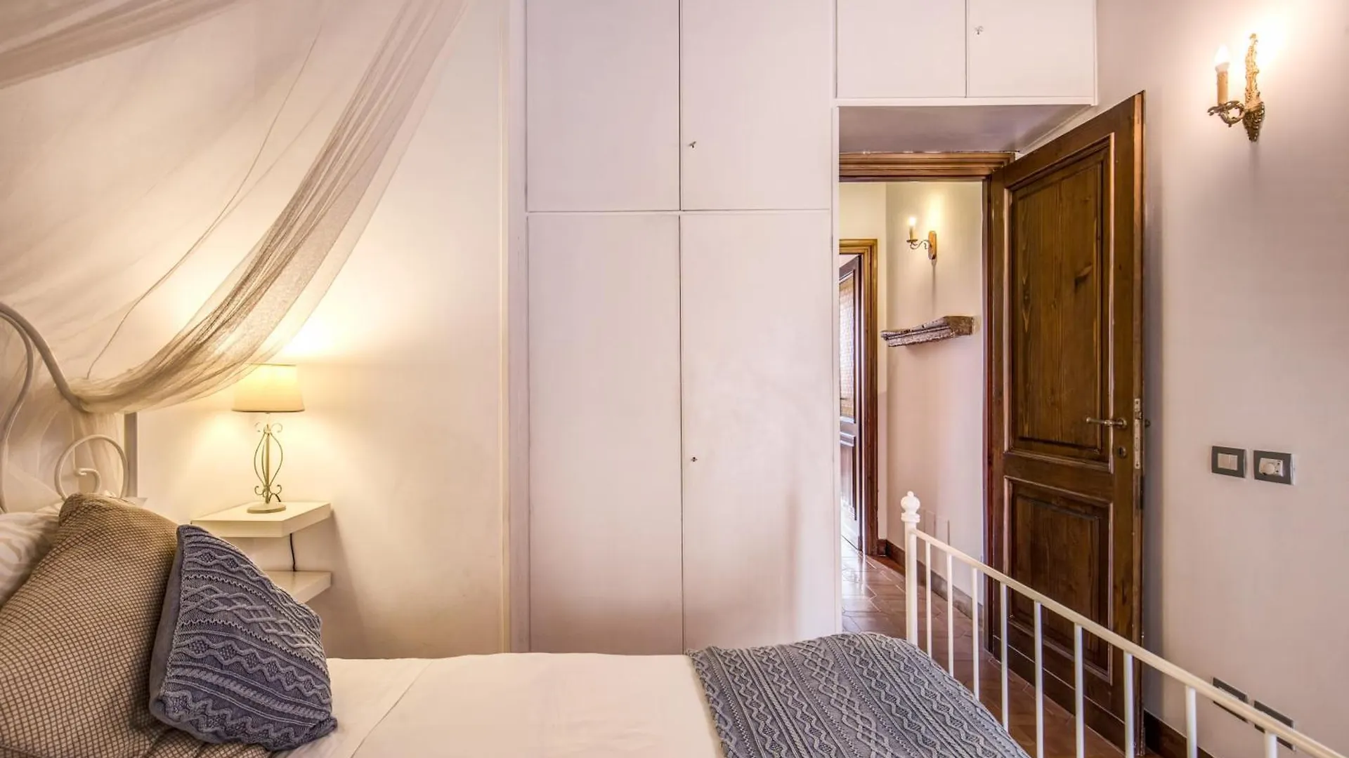 Elegant Apartment Behind The Colosseum Rome Italy