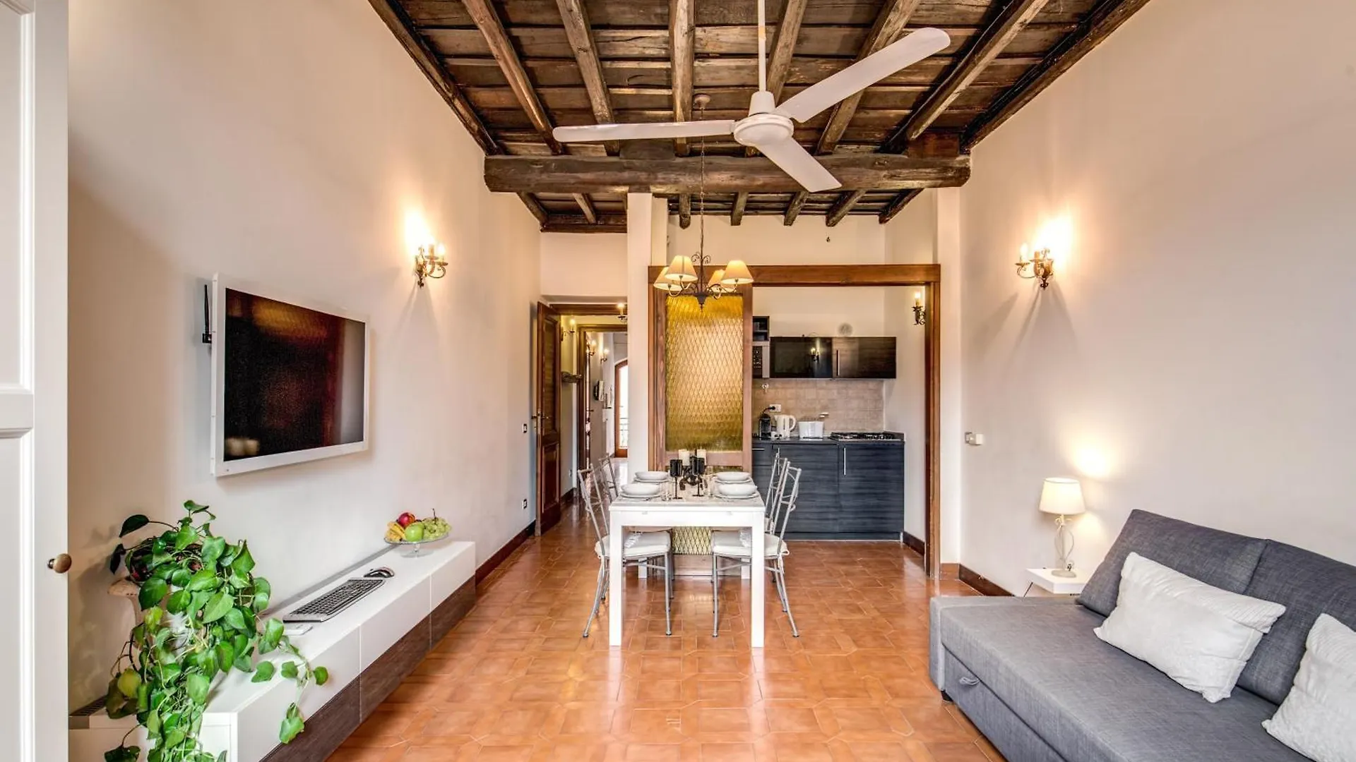 Elegant Apartment Behind The Colosseum Rome