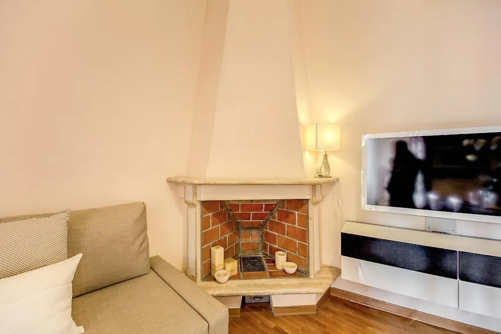Elegant Apartment Behind The Colosseum Rome