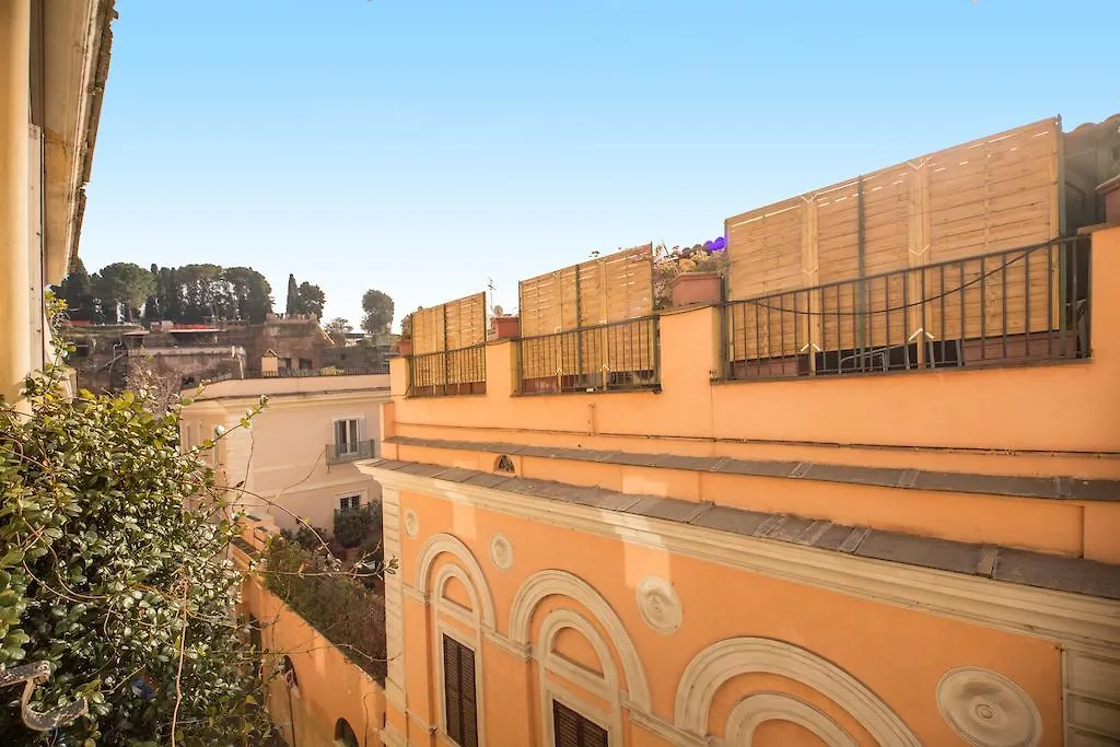 Elegant Apartment Behind The Colosseum Rome