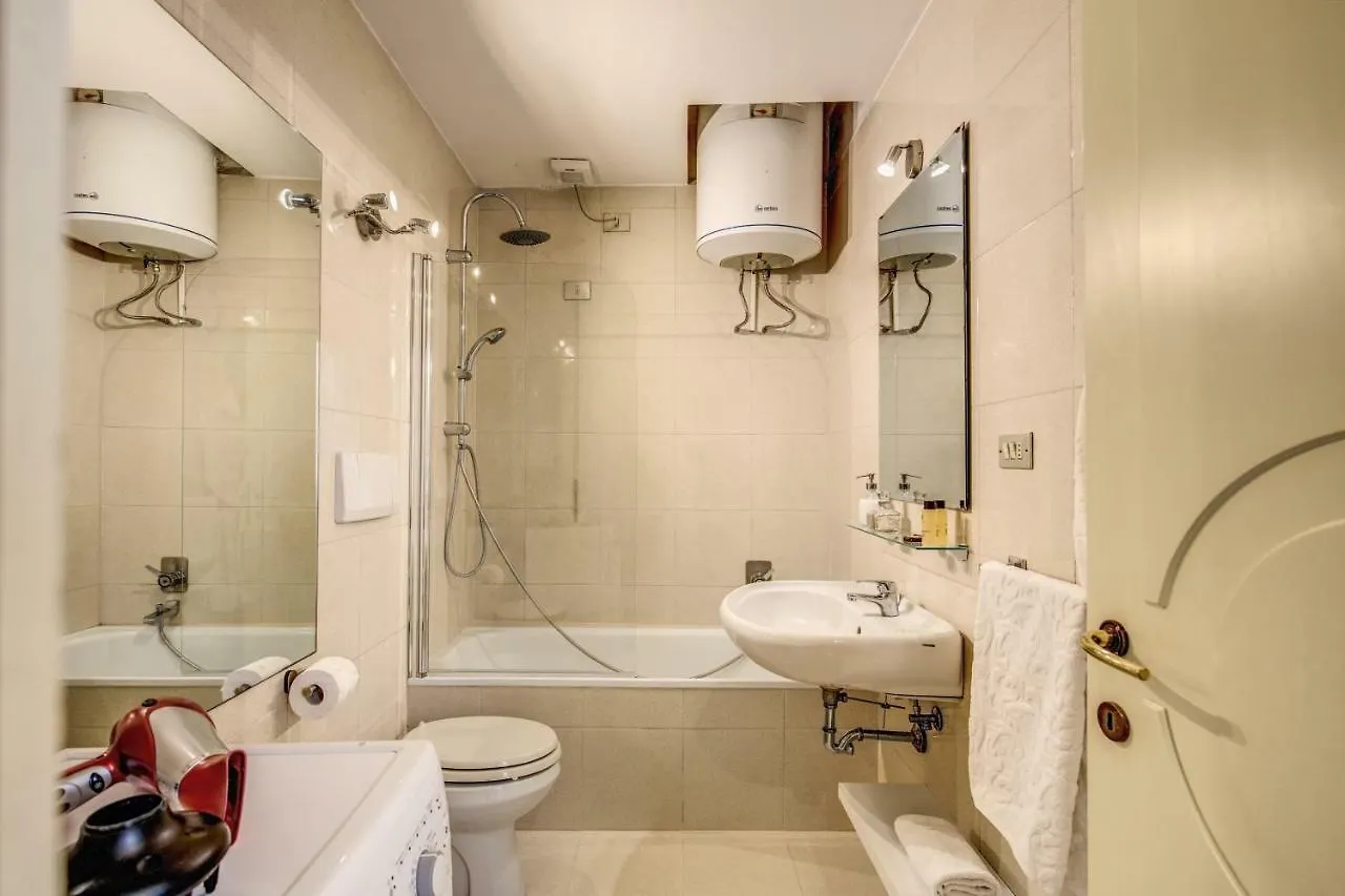 Elegant Apartment Behind The Colosseum Roma