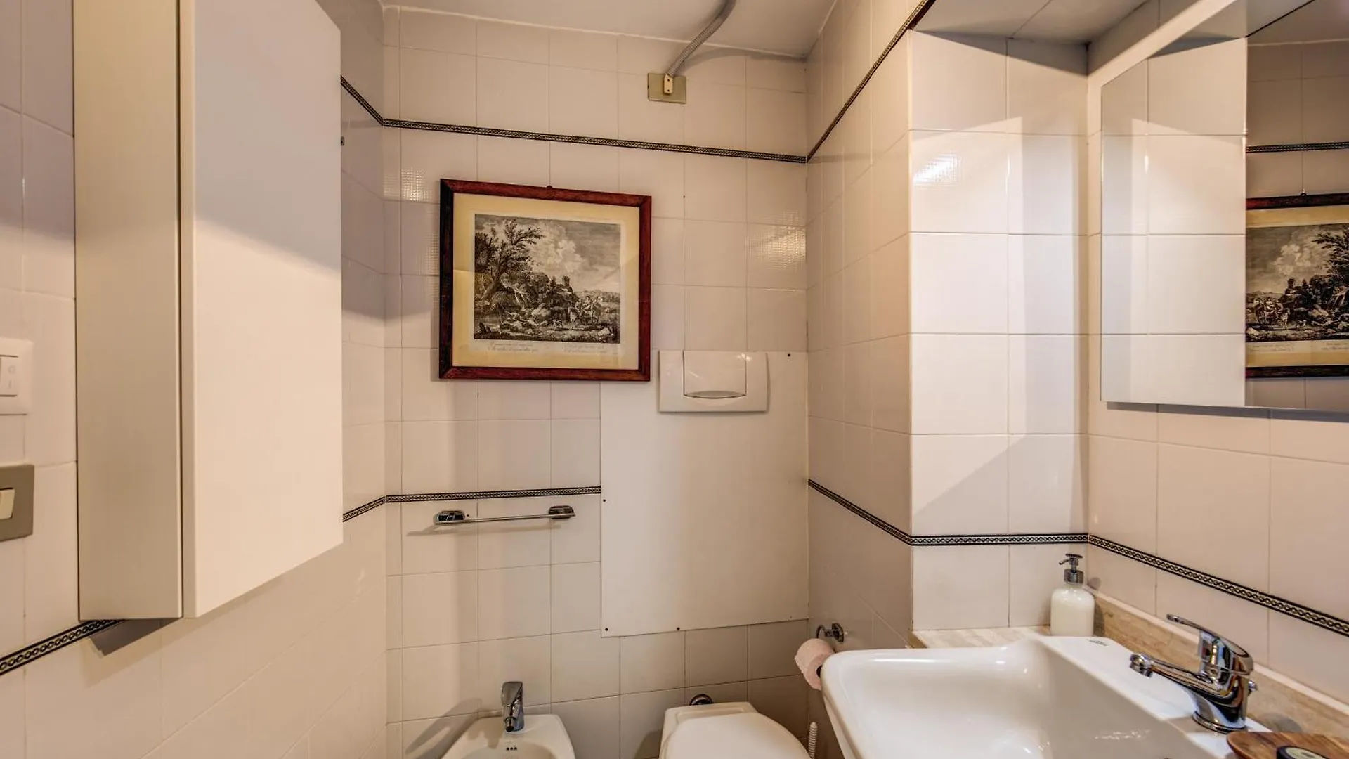 Elegant Apartment Behind The Colosseum Rome