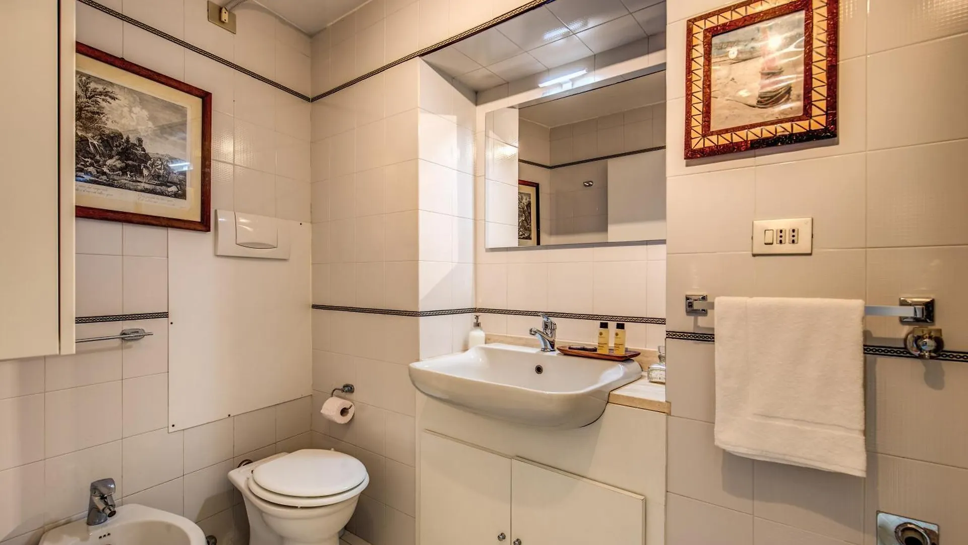 Elegant Apartment Behind The Colosseum Rome Italy