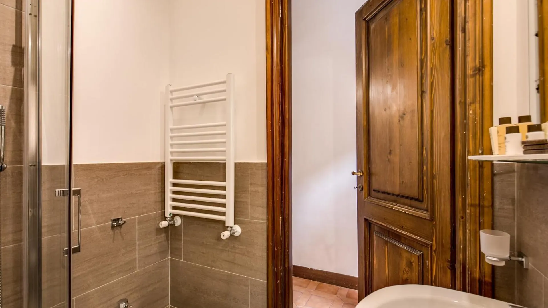Elegant Apartment Behind The Colosseum Rome