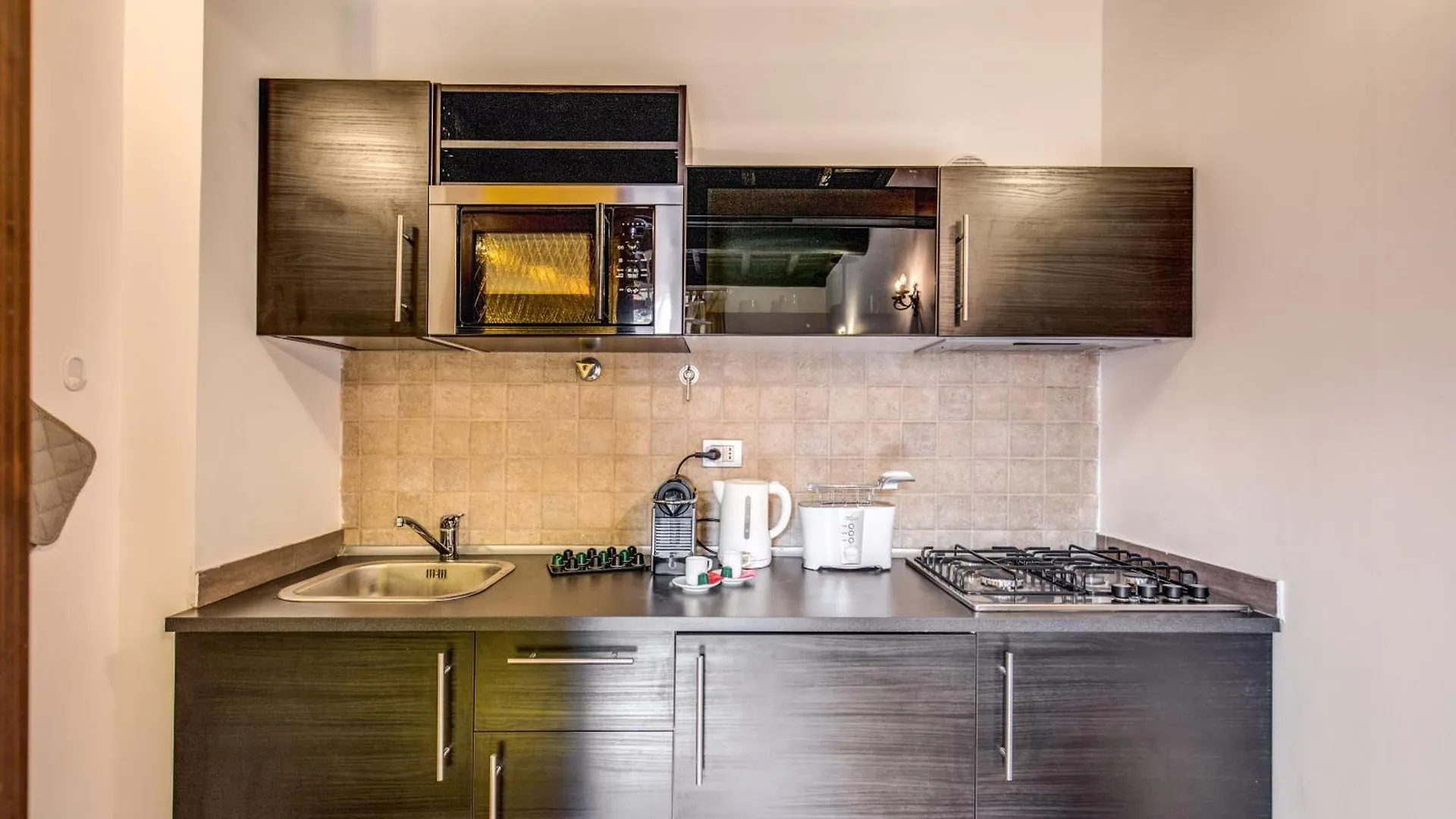 Elegant Apartment Behind The Colosseum Rome