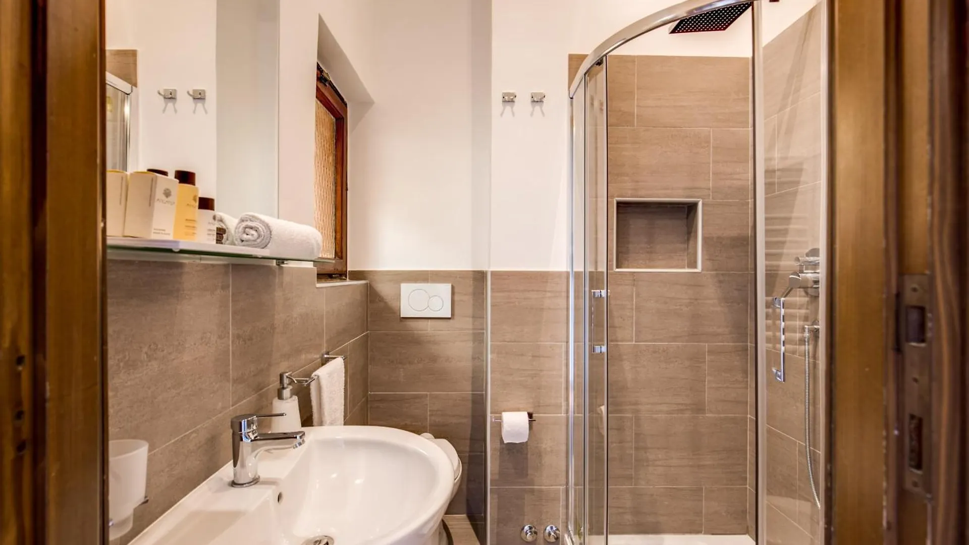 Elegant Apartment Behind The Colosseum Rome
