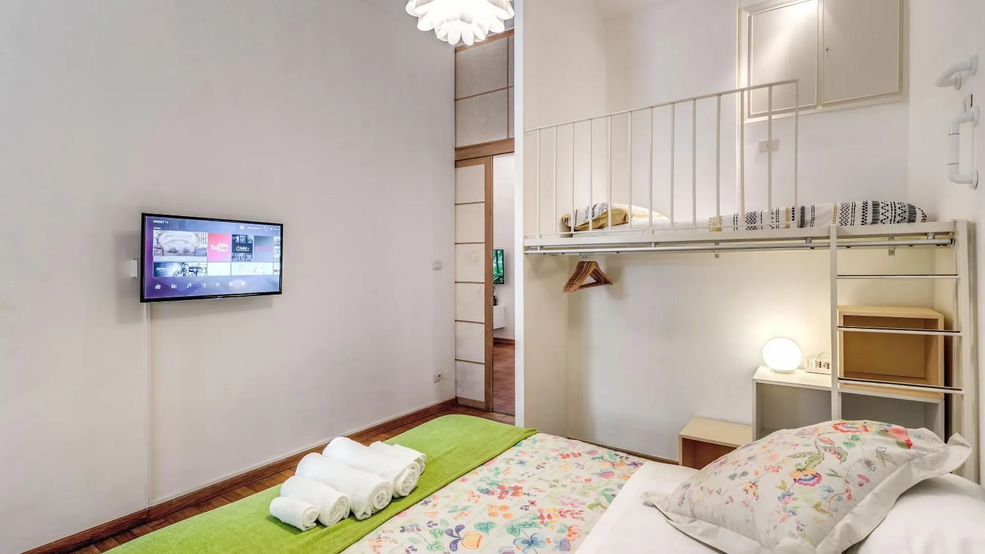 Elegant Apartment Behind The Colosseum Rome