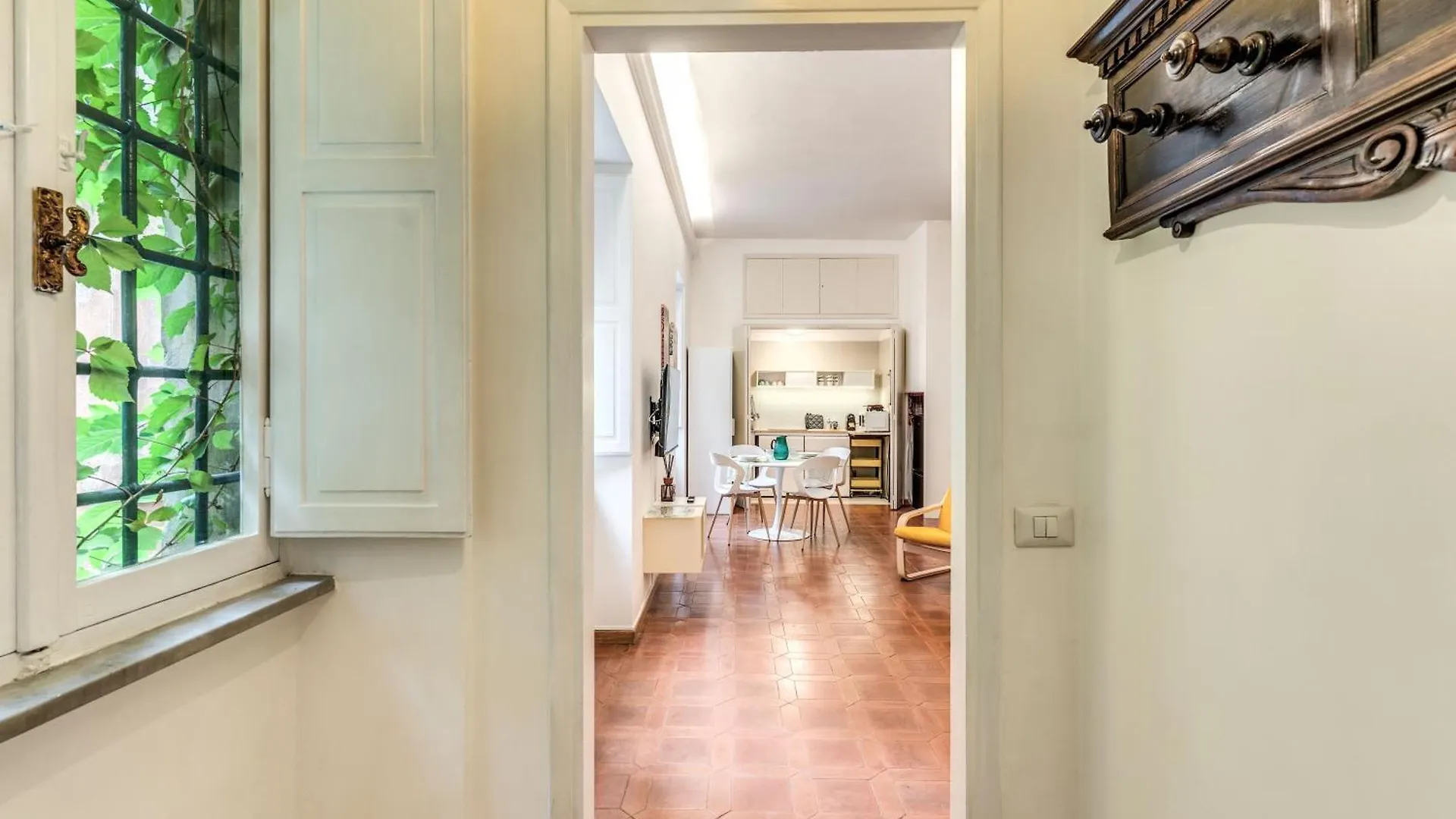 Elegant Apartment Behind The Colosseum Rome