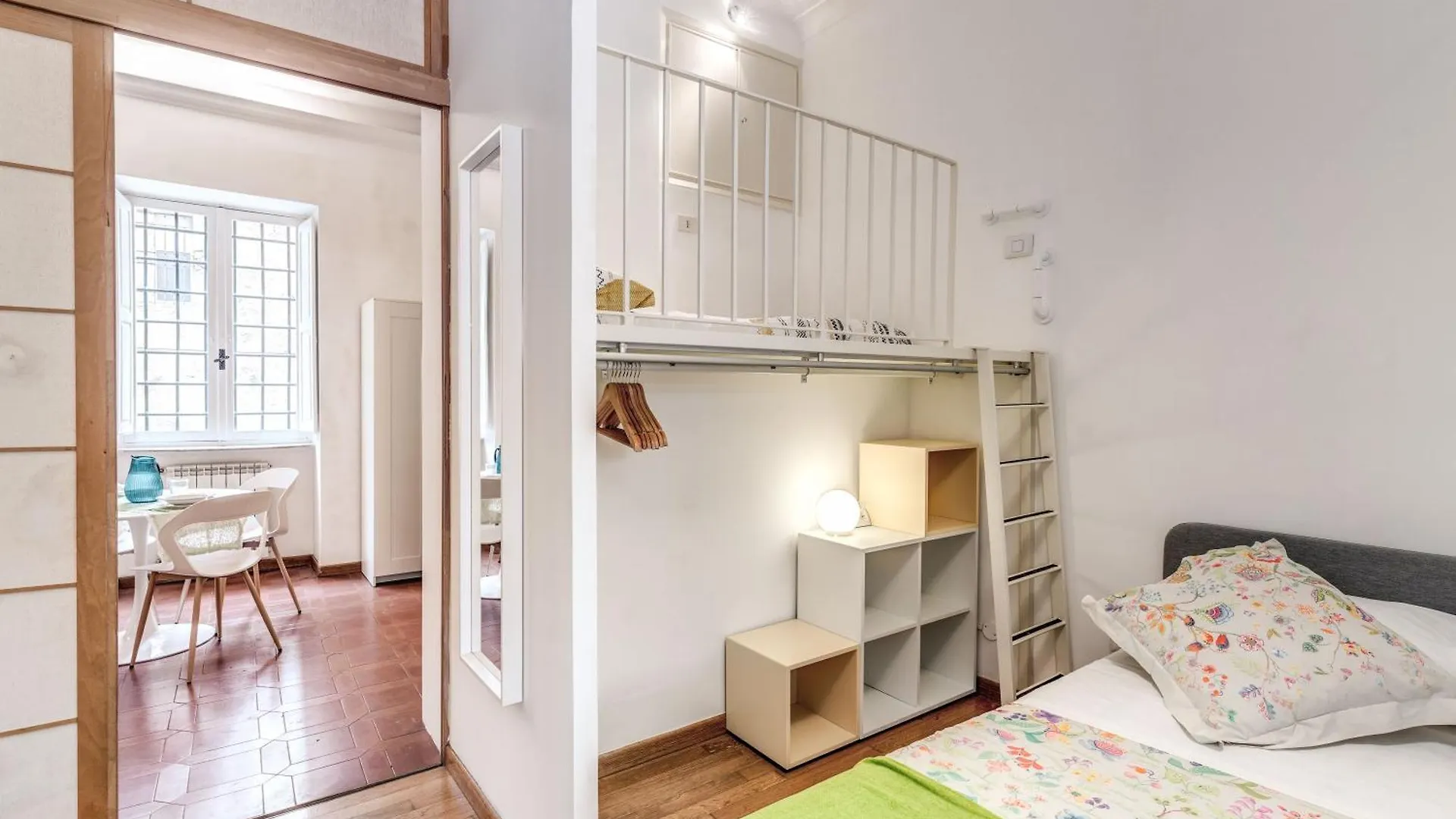 Elegant Apartment Behind The Colosseum Rome