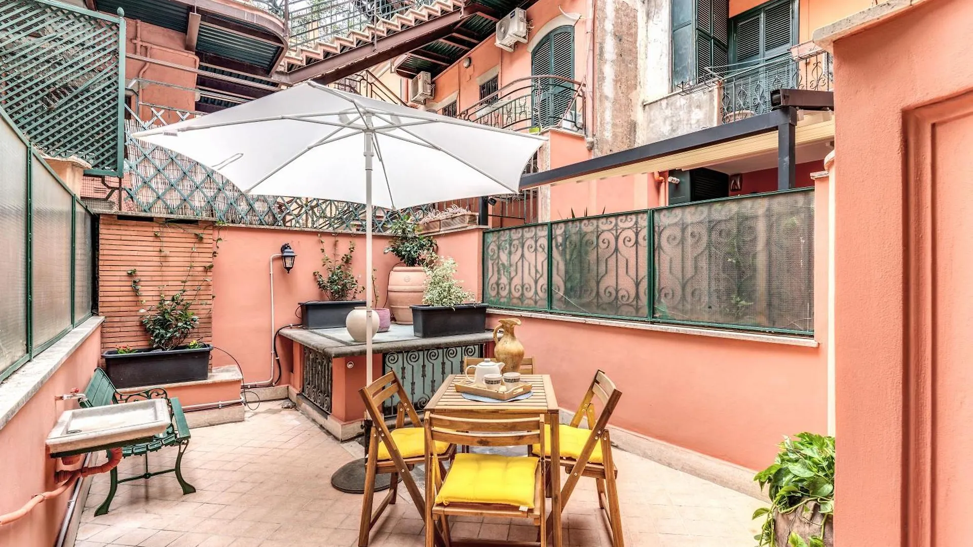 Elegant Apartment Behind The Colosseum Rome