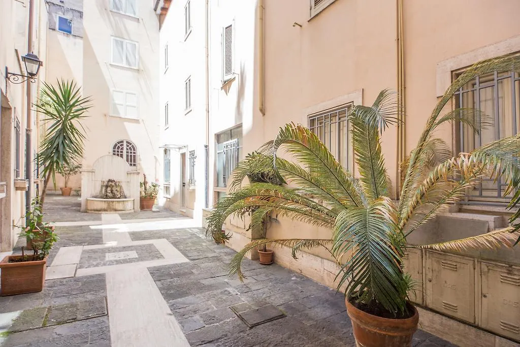 Elegant Apartment Behind The Colosseum Rome