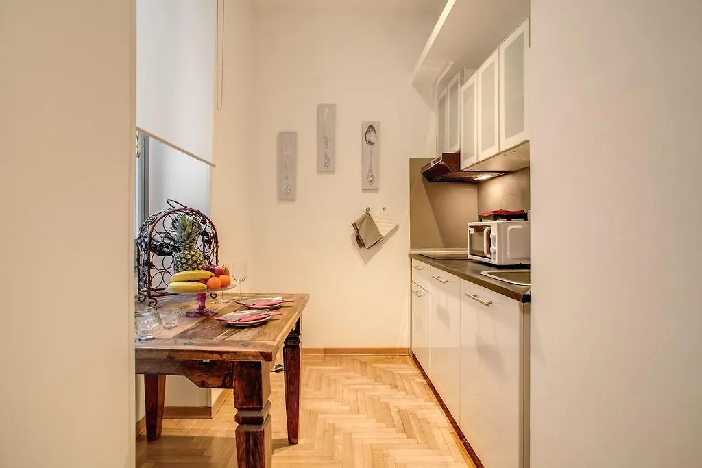 Elegant Apartment Behind The Colosseum Rome