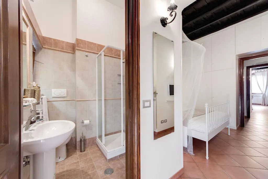 Elegant Apartment Behind The Colosseum Rome