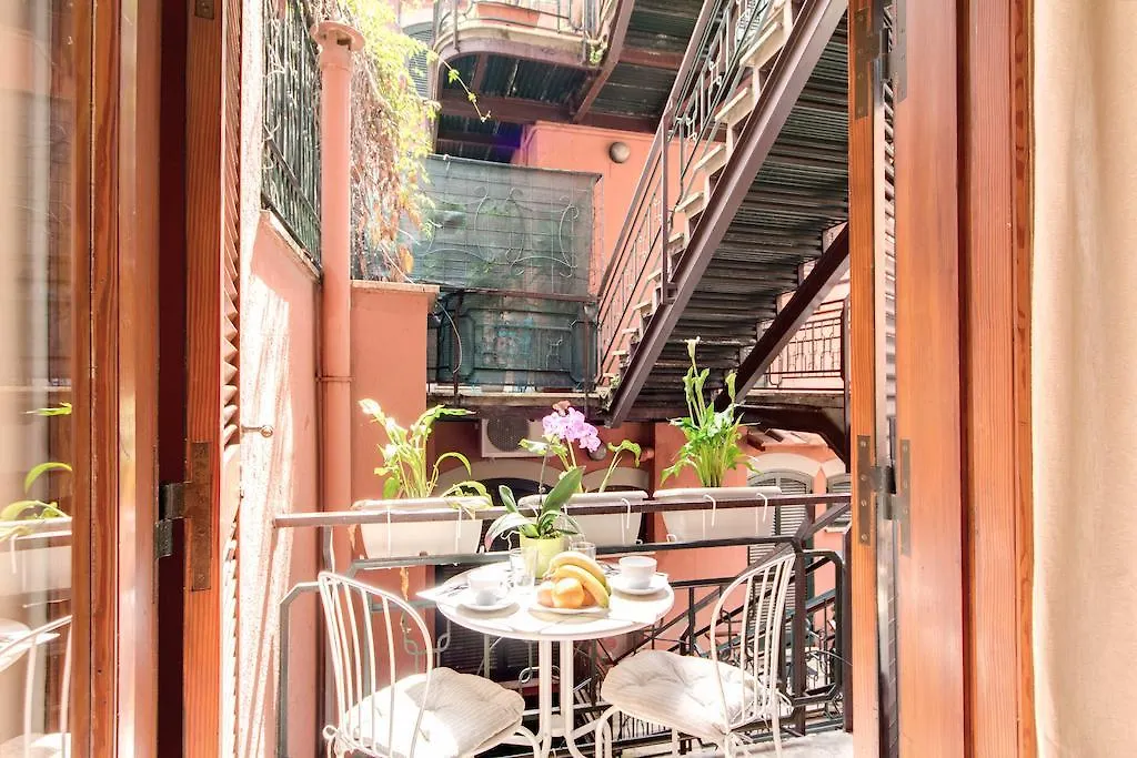 Elegant Apartment Behind The Colosseum Rome