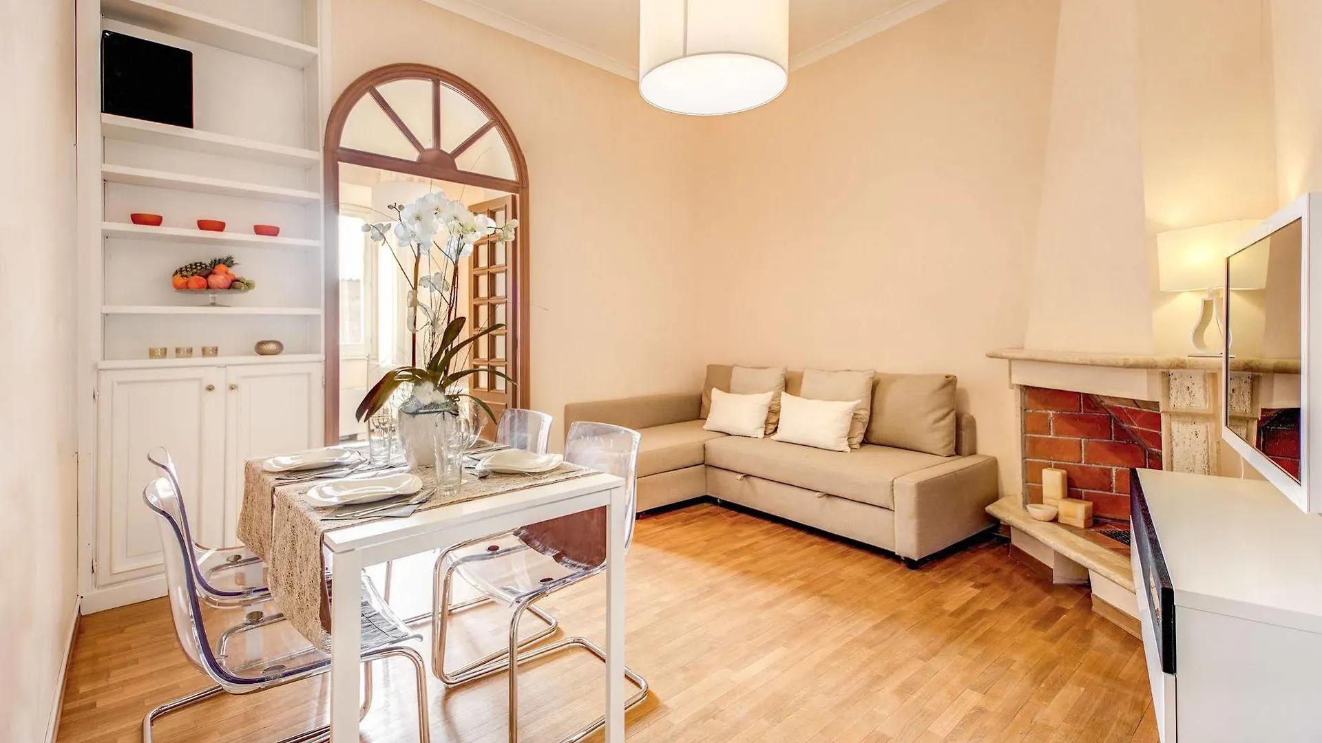Elegant Apartment Behind The Colosseum Rome