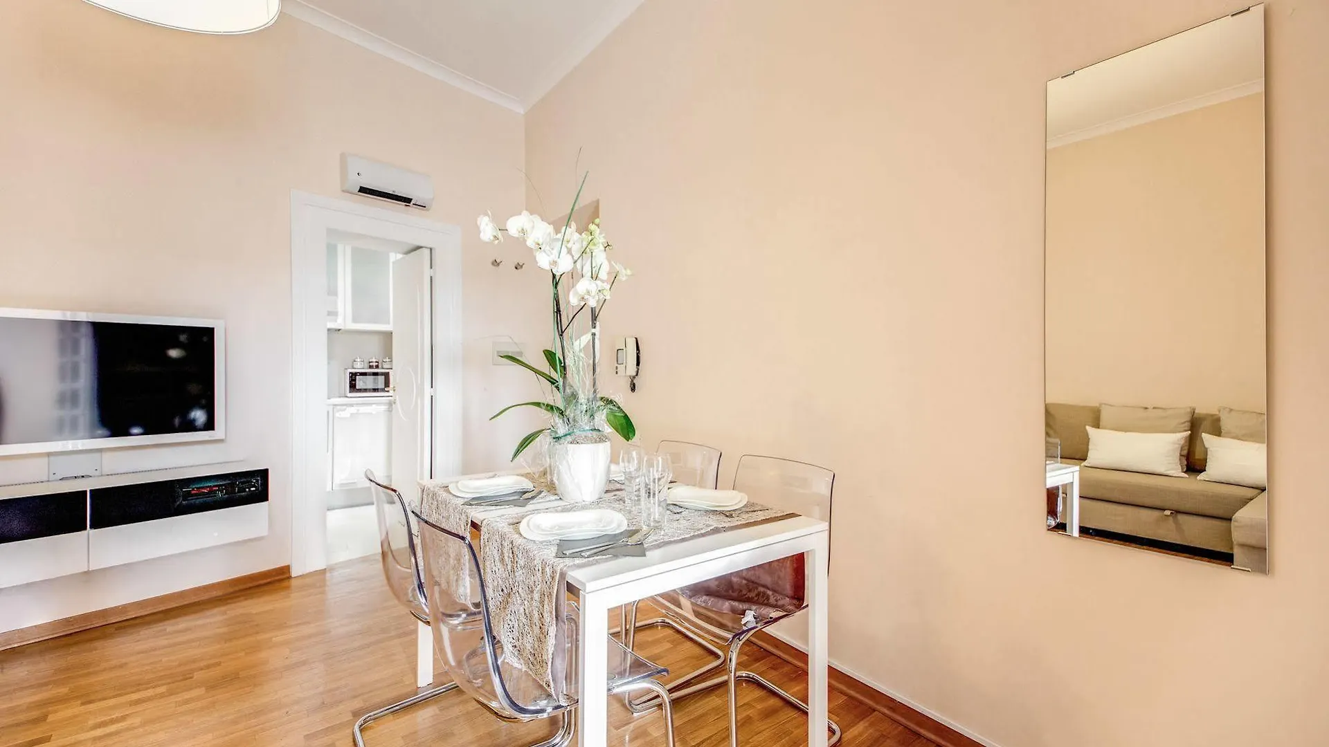 Elegant Apartment Behind The Colosseum Rome