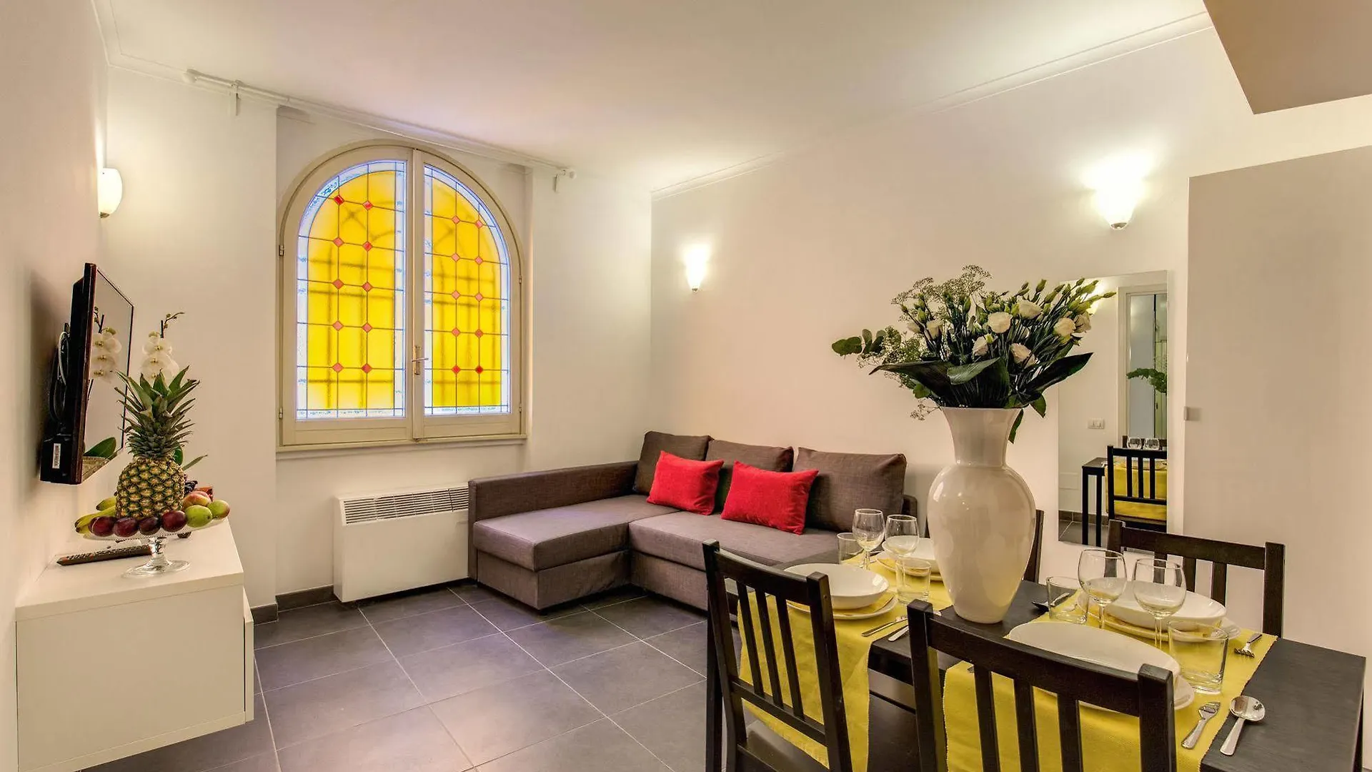 Elegant Apartment Behind The Colosseum Rome