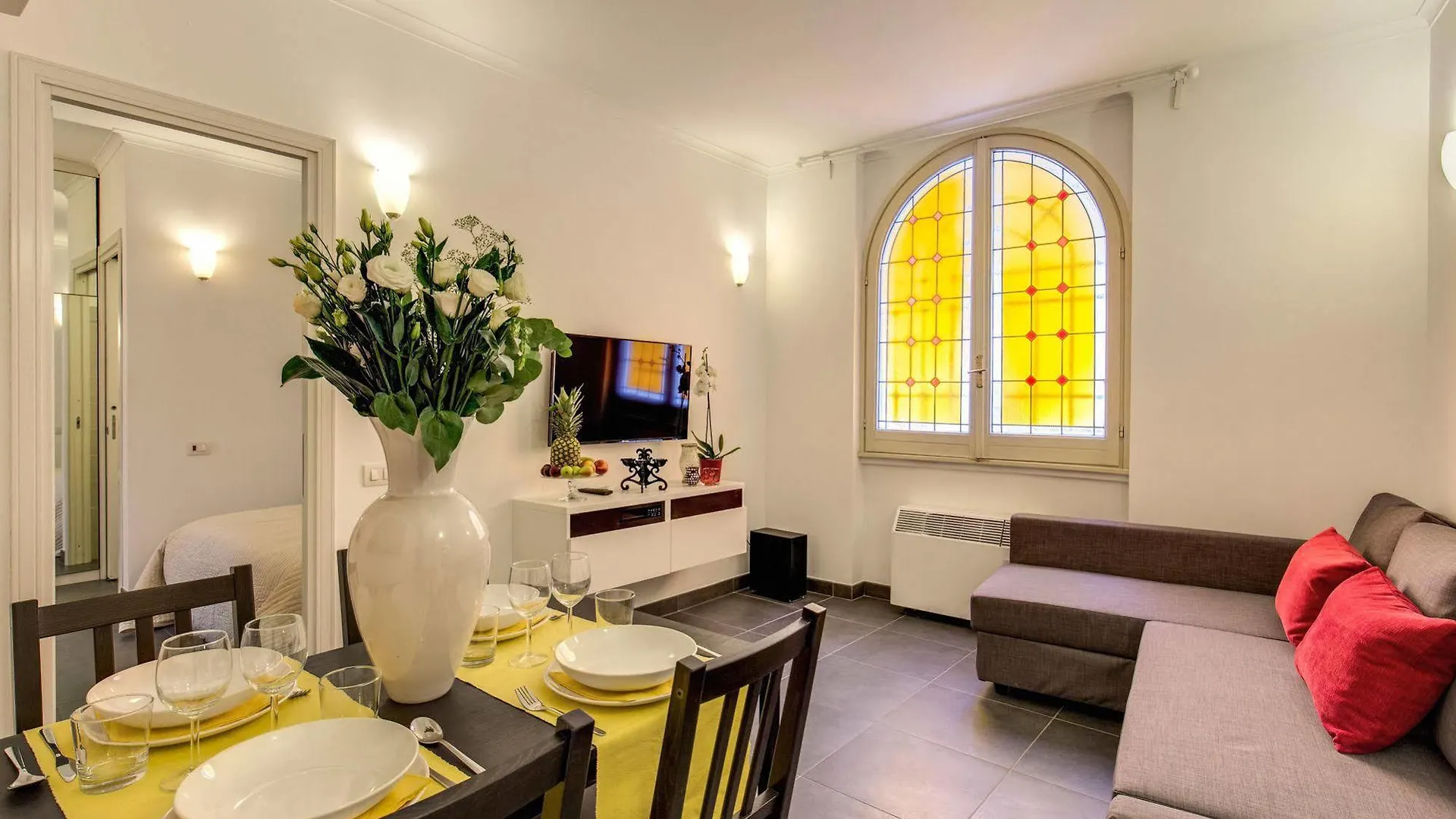 Elegant Apartment Behind The Colosseum Rome