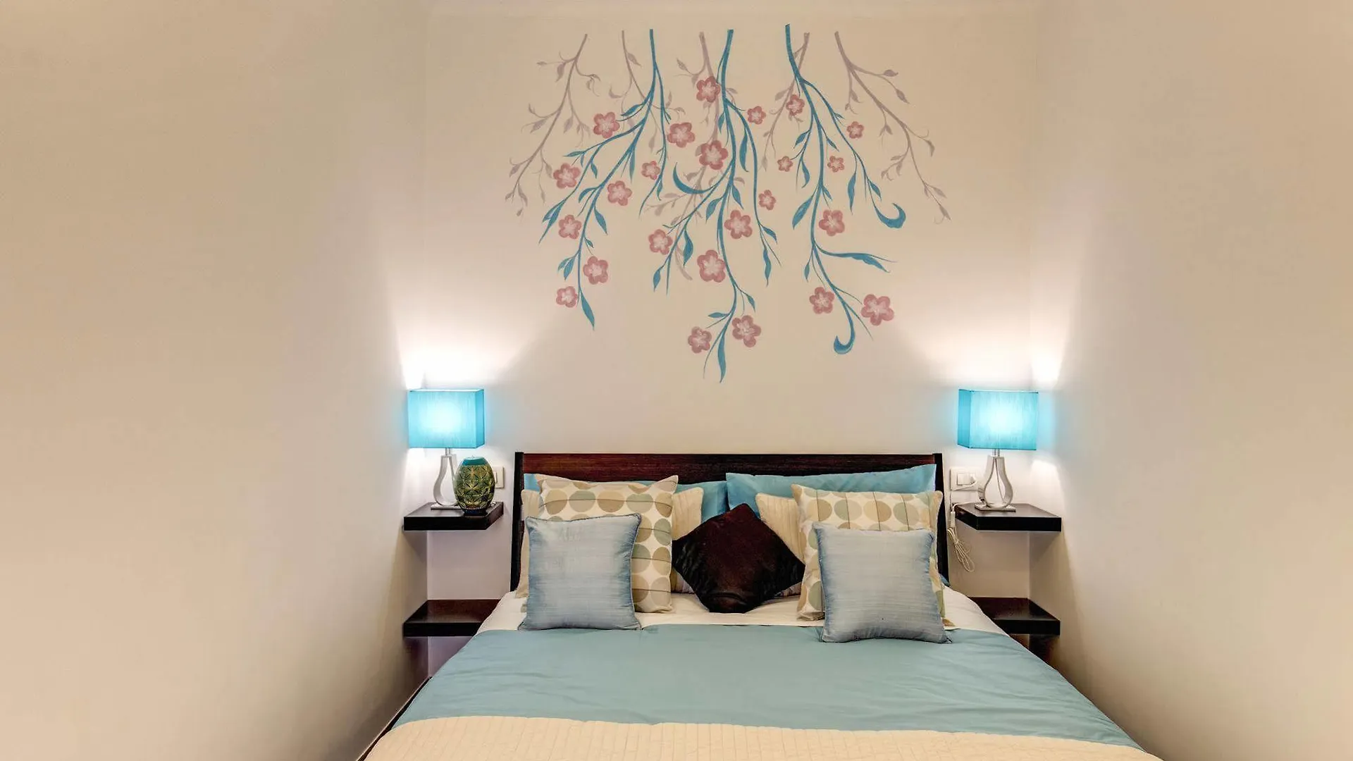 Elegant Apartment Behind The Colosseum Rome Italy