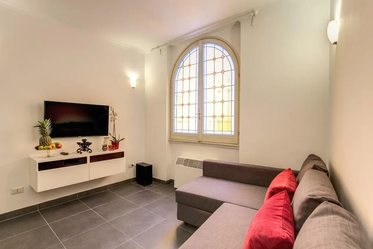 Elegant Apartment Behind The Colosseum Rome