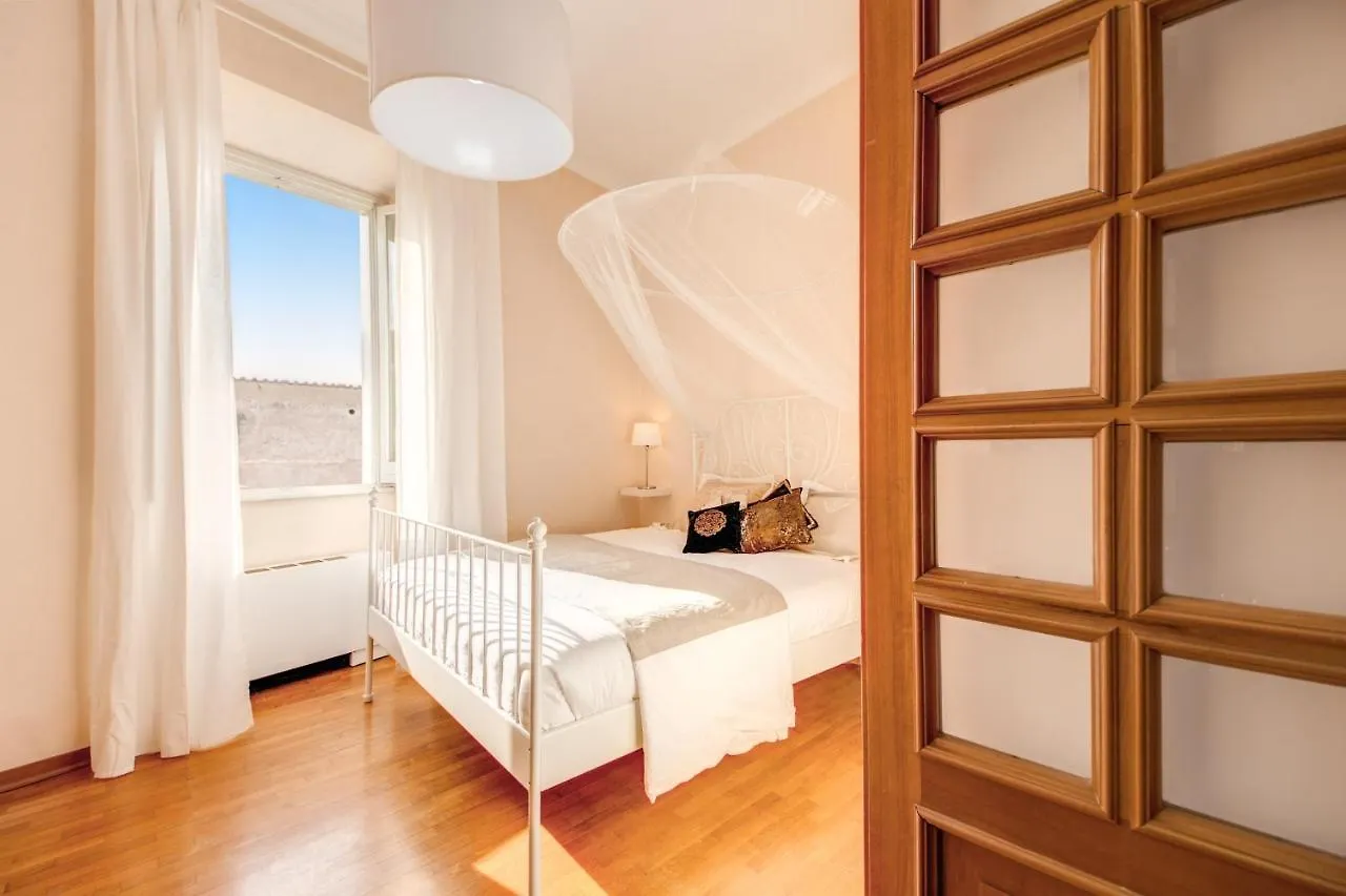 Elegant Apartment Behind The Colosseum Rome