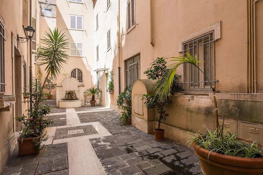 Elegant Apartment Behind The Colosseum Rome