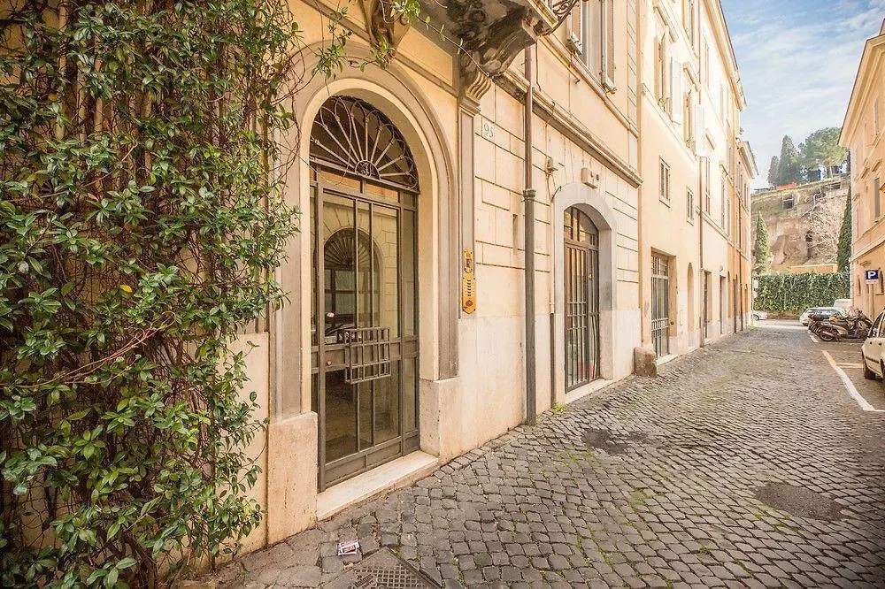 Elegant Apartment Behind The Colosseum Rome